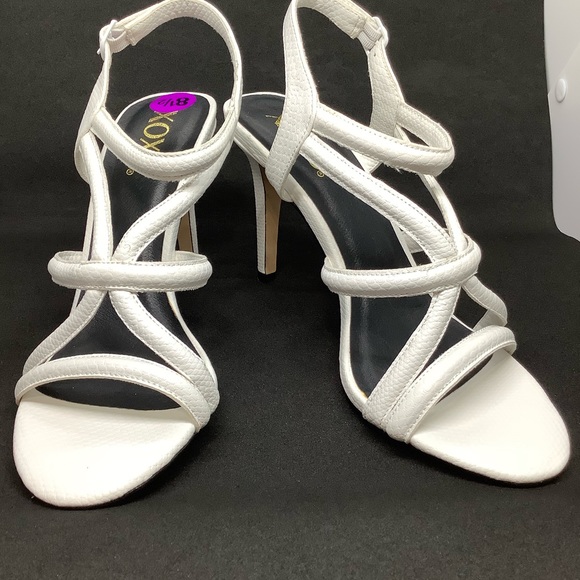 XOXO LILIANA WHITE EMBOSSED REPTILE SANDALS - Picture 11 of 11
